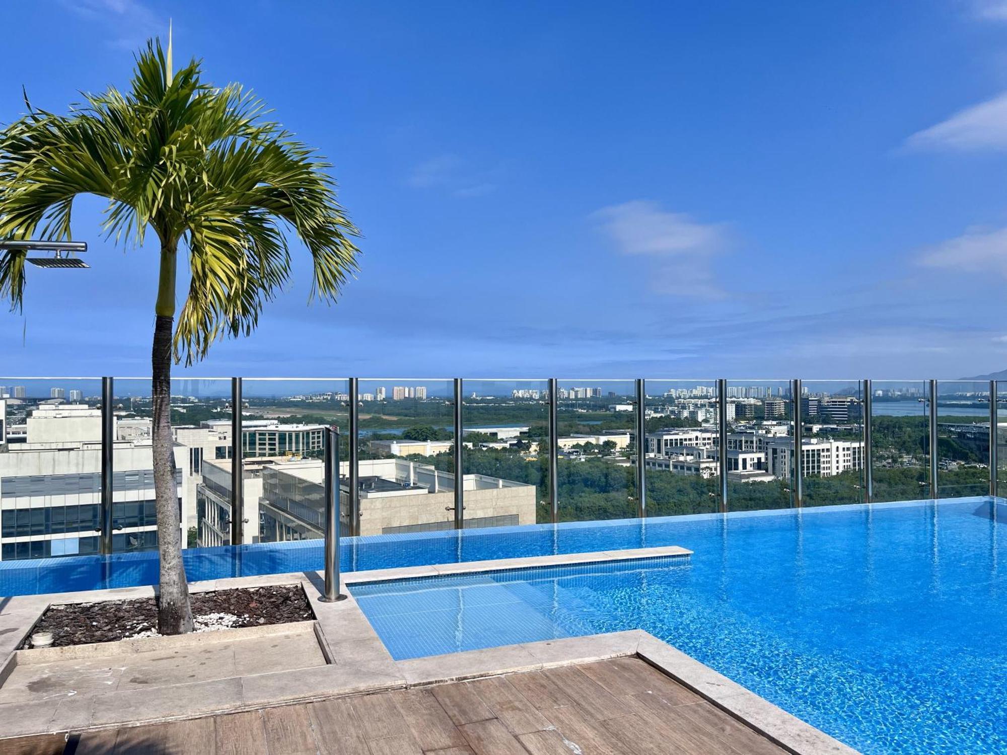 Com Jardim E Piscina Na Barra Rj *
