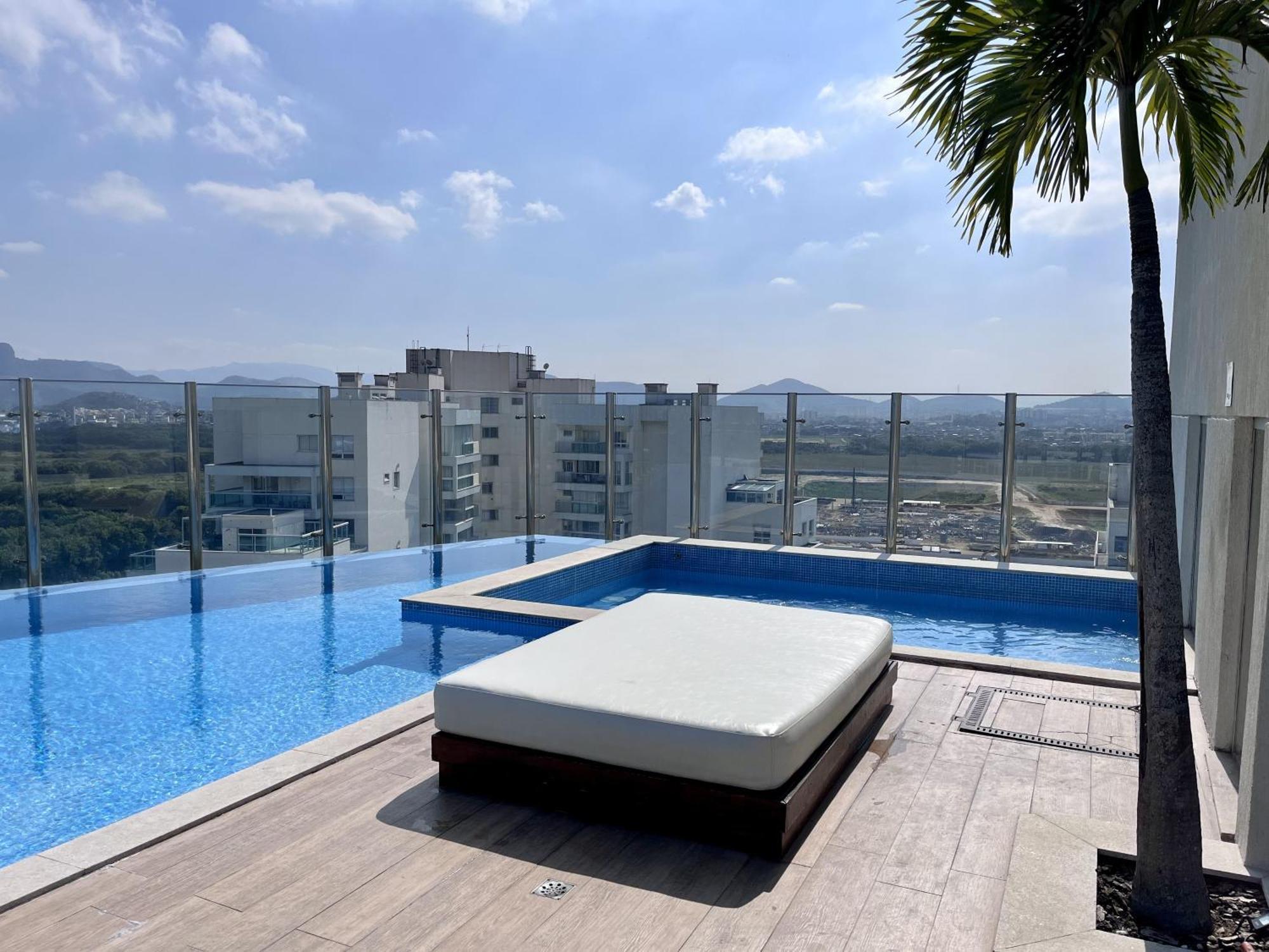Apartamento Com Jardim E Piscina Na Barra Rj *
