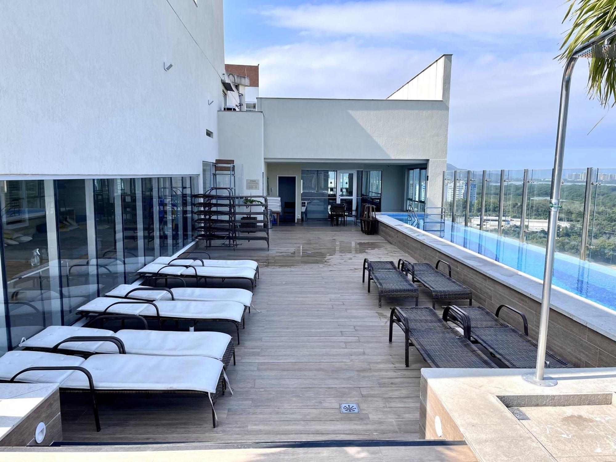 Com Jardim E Piscina Na Barra Rj *