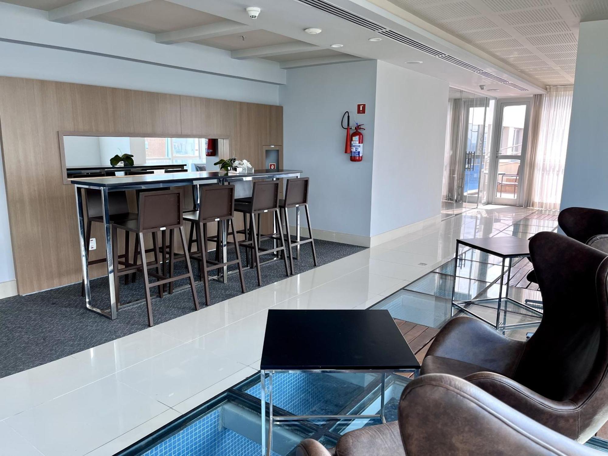 Apartamento Com Jardim E Piscina Na Barra Rj
