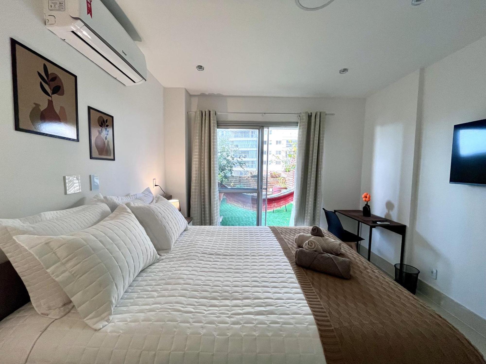 Com Jardim E Piscina Na Barra Rj Apartamento
